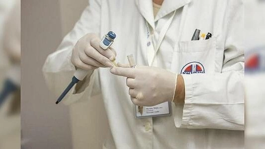 Главная картинка новости: В бой идут одни старики! Врачей-пенсионеров вернут для борьбы с COVID