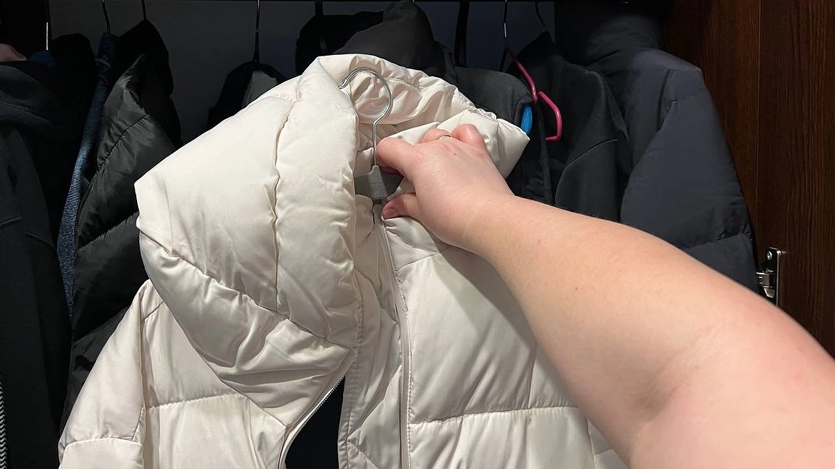 Теперь стираю зимние куртки дома только так: подглядела в прачечной идеальный способ