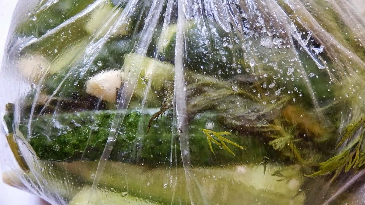 Главная картинка новости: Огурцы больше не мариную: беру пакет и смешиваю с дешёвыми продуктами — уже через три часа хрустим