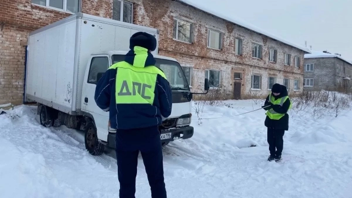 «Помоги подстраховать!»: в Верхней Салде грузовик задавил подростка, которого сам водитель попросил стоять сзади