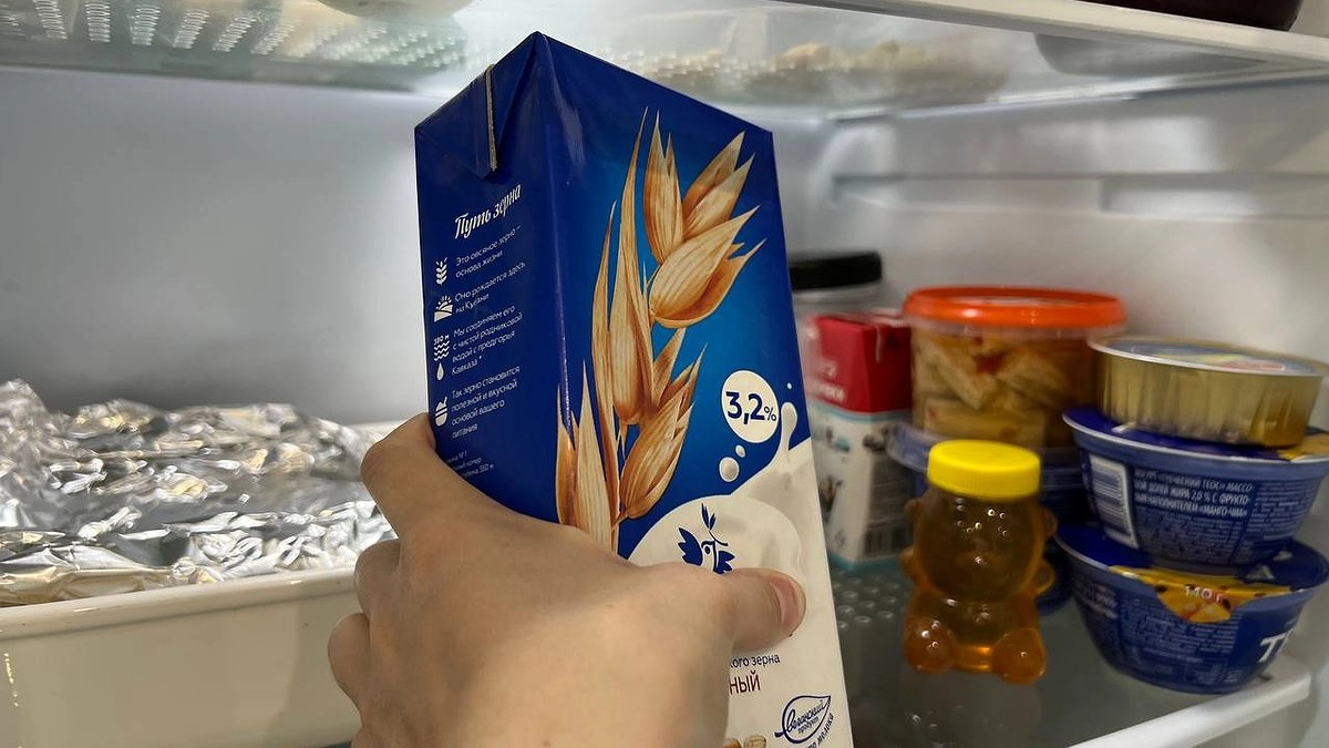 Молоко в холодильнике портится в 2 раза быстрее, если стоит на этой полке: срочно переставьте