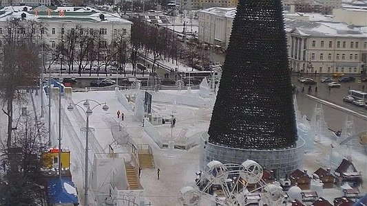 Главная картинка новости: Начали обваливаться стены: ледовый городок в Екатеринбурге закрыли