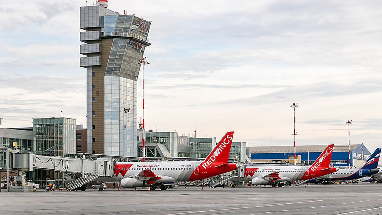 Главная картинка новости: Из-за мощного снегопада: в Екатеринбурге сели четыре самолета, летевшие в Тюмень 