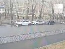 Просто сгнило: на Уралмаше дерево рухнуло на автомобиль