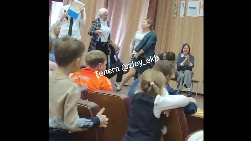 Главная картинка новости: Разврат и только: житель Екатеринбурга пожаловался на танцы учителей в школе