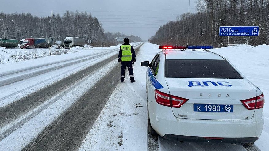 Не пройти, не проехать: снегом завалило трассы Свердловской области