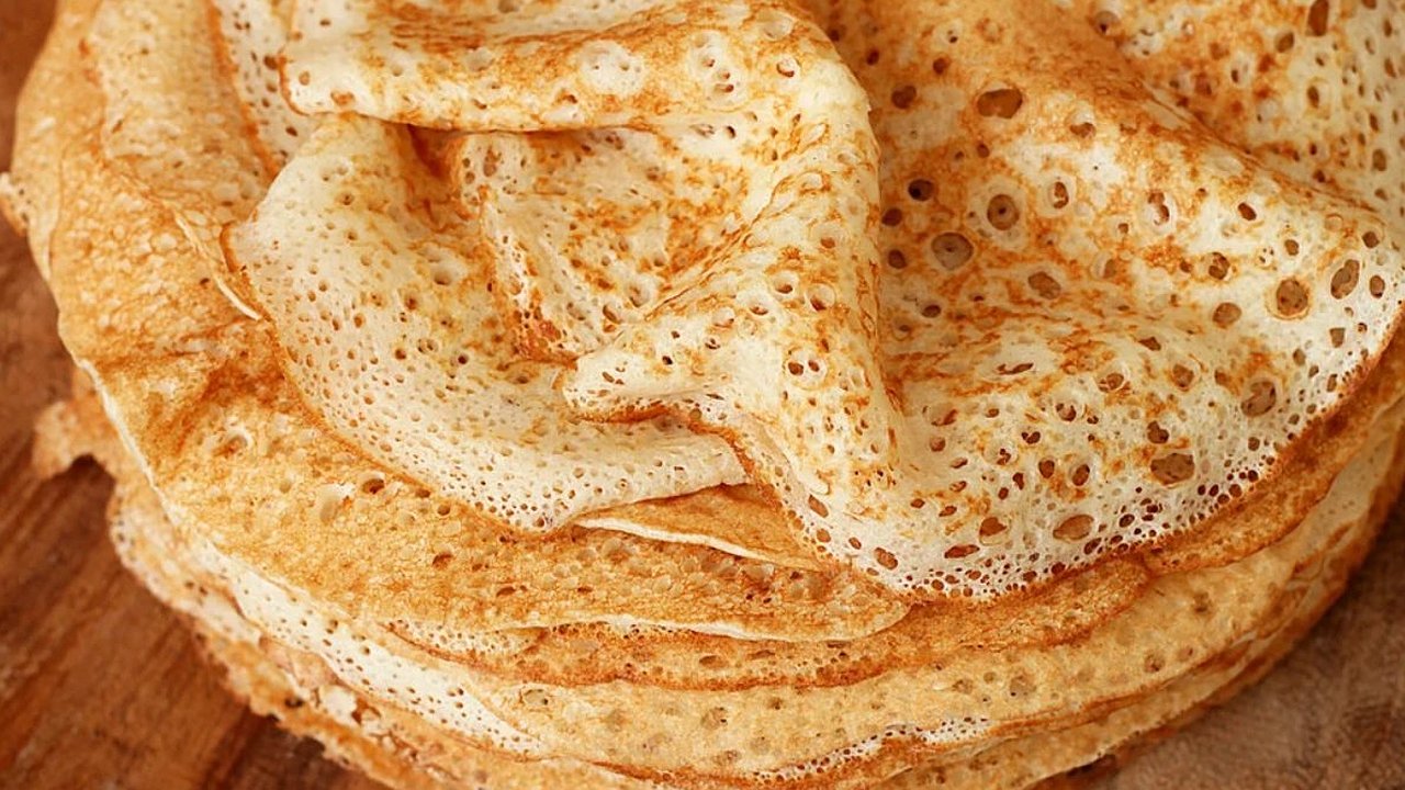 Главная картинка новости: Как сделать блины с дырочками: таких восхитительных блинов вы еще не ели