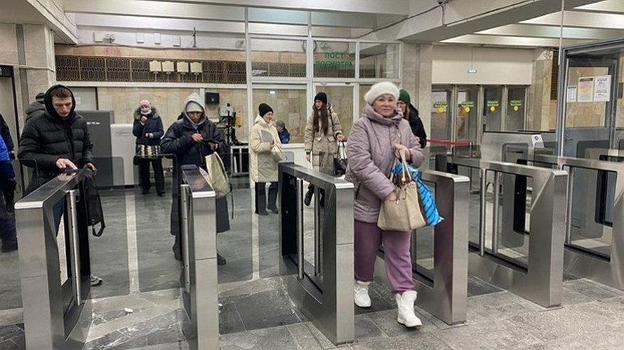 Пассажиров екатеринбургского метро тщательно проверяют. Что нельзя проносить?