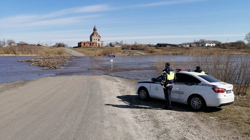 В Свердловской области затопило три моста. Дорогу перекрыли