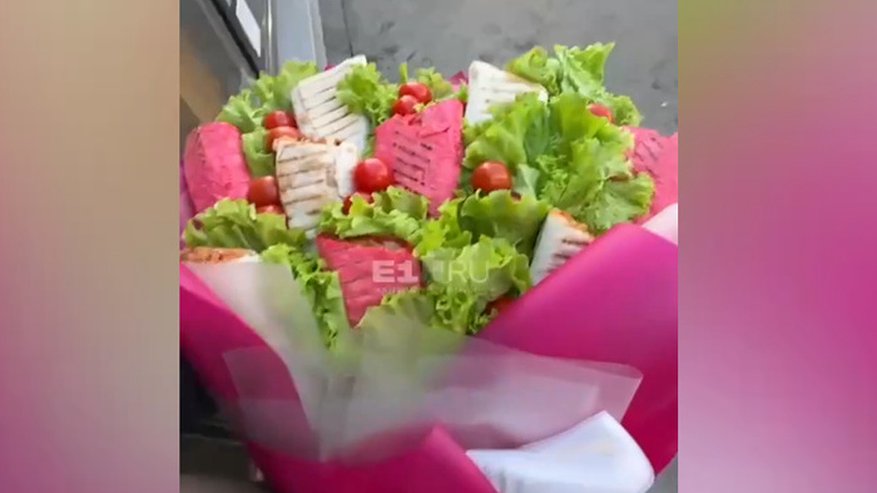Главная картинка новости: Необычная романтика: житель Екатеринбурга подарил девушке на 8 Марта букет из шаурмы