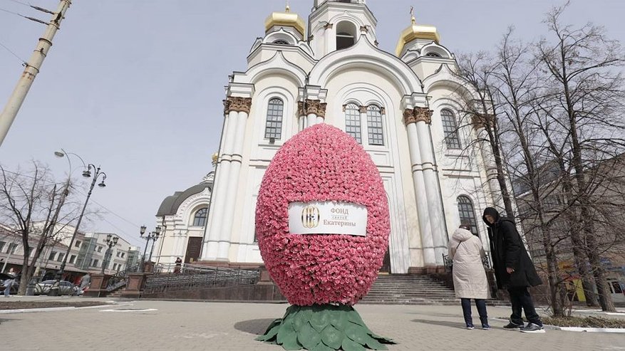 Гигантскими яйцами из живых цветов украсят Екатеринбург к Пасхе