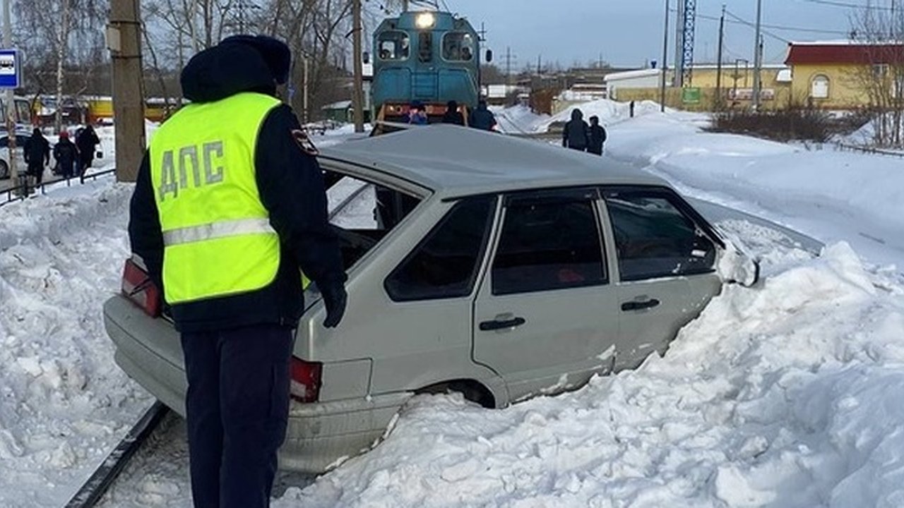 Главная картинка новости: Девушка за рулём легковушки врезалась в поезд в Нижнем Тагиле 