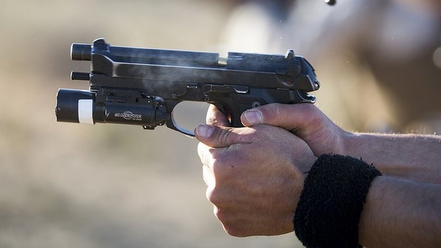 Главная картинка новости: В Екатеринбурге семиклассник во время занятия выстрелил однокласснику в глаз