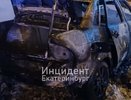 Автомобиль врезался в столб и загорелся: на Уралмаше в аварии пострадало два человека