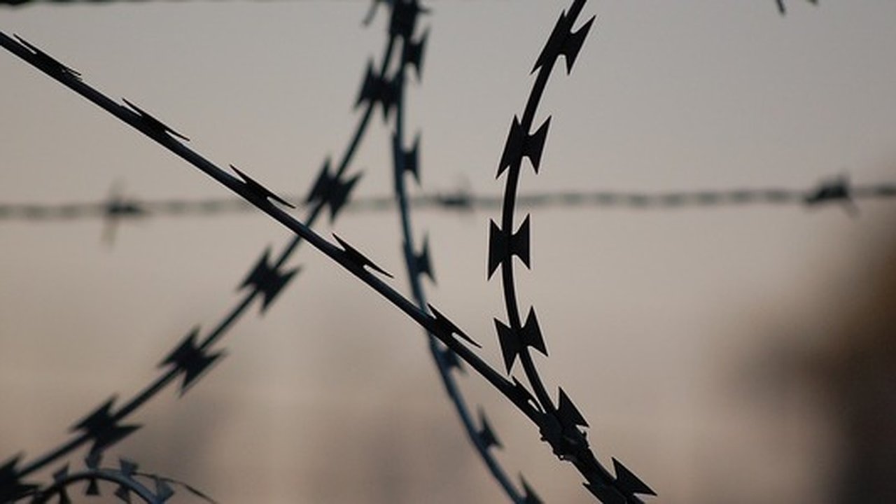 Главная картинка новости: В Екатеринбурге арестованным участникам акции протеста вручают повестки