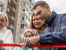 Построили за 4 дня: Алексей Вихарев выделил миллион на строительство тротуара к школе на Эльмаше