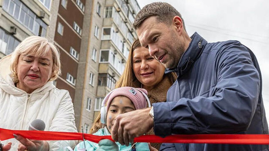 Построили за 4 дня: Алексей Вихарев выделил миллион на строительство тротуара к школе на Эльмаше
