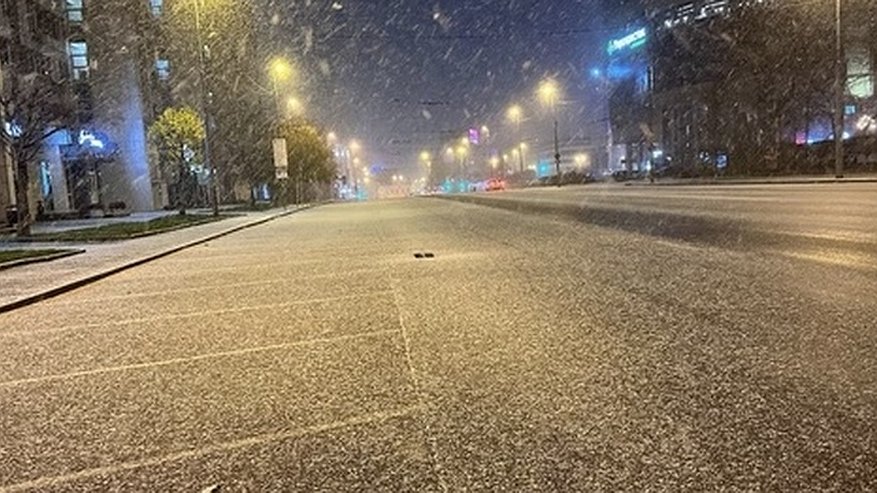 Новогодняя сказка: в Екатеринбурге идет сильный снег 