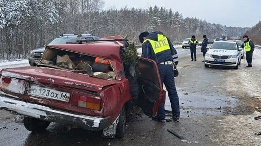 С дорогой были проблемы: в «Жигулях» насмерть смяло двух человек 