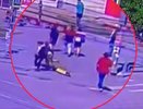 Екатеринбурженка на самокате врезалась в женщину на пешеходном переходе