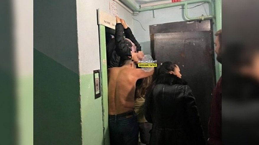 Главная картинка новости: «Сама виновата»: девушку, повисшую на полчаса вниз головой в лифте обвинили в безалаберности 