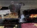 Голуби ходят по салатам: в Екатеринбурге замечена самая наглая птица