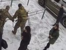 В Екатеринбурге неизвестные с автоматами скрутили девушку и двоих мужчин