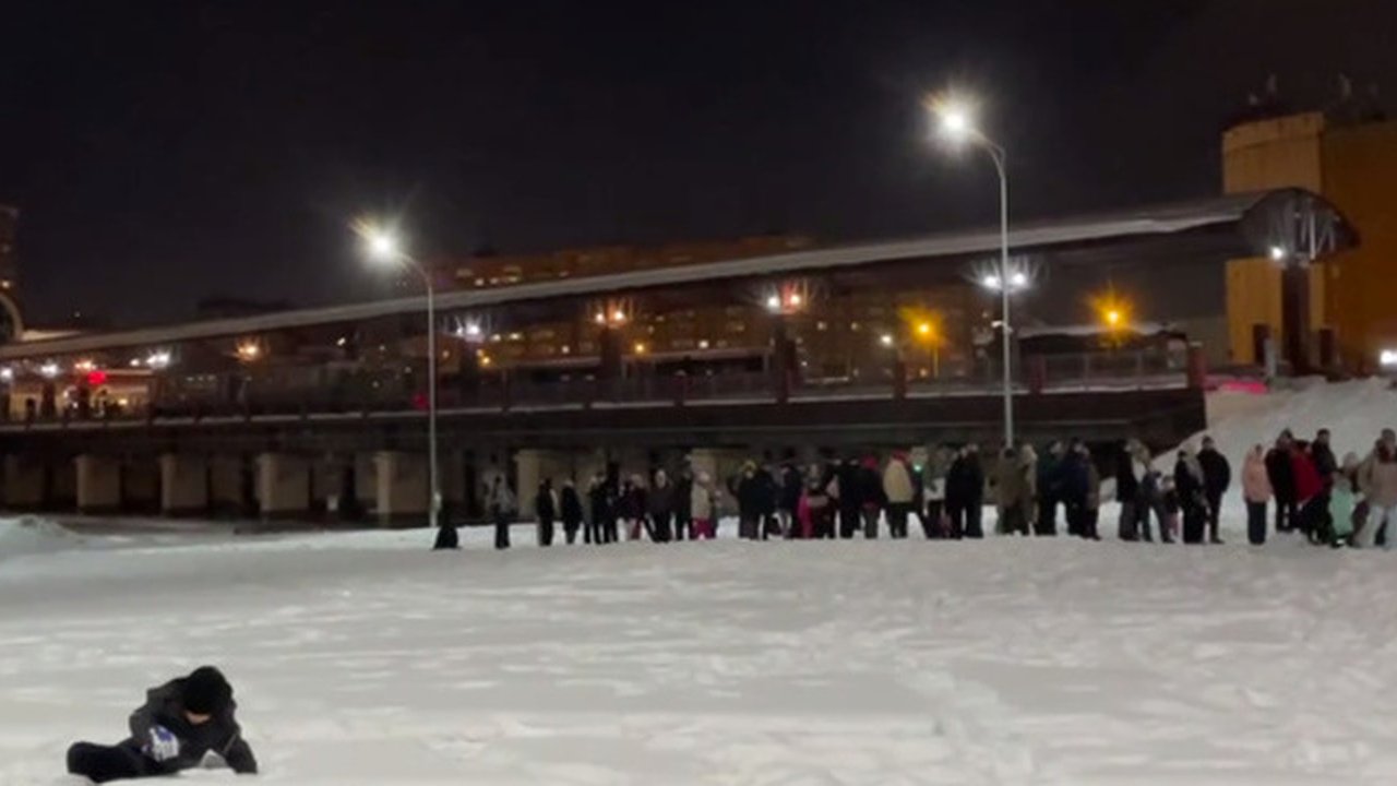 Главная картинка новости: В Парке Маяковского в Екатеринбурге выстроилась гигантская очередь. Что происходит?