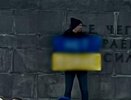 "Не под этим флагом": прохожий разорвал плакат горожанина, вышедшего на площадь с украинским флагом