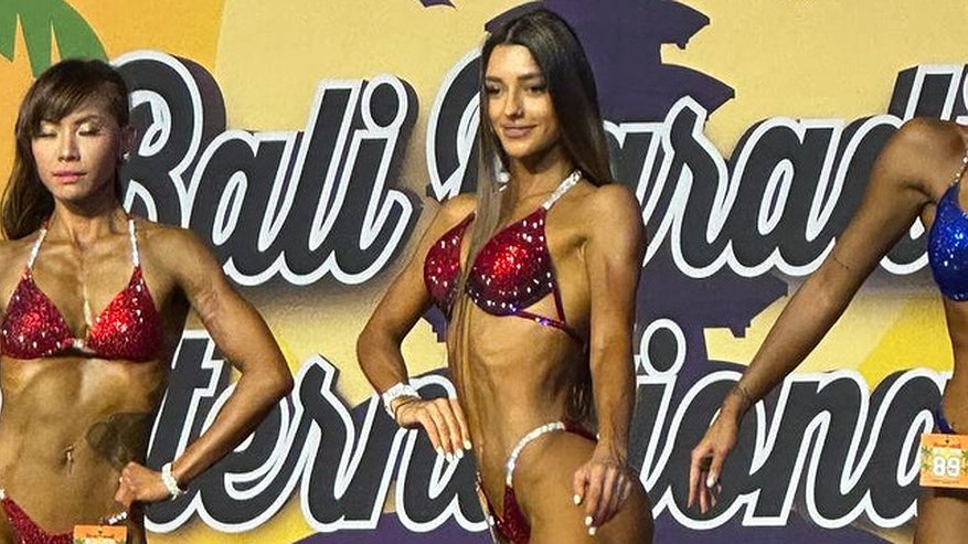 Главная картинка новости: Самая красивая п*па Екатеринбурга: жительница города покорила Бали в соревнованиях по фитнес-бикини