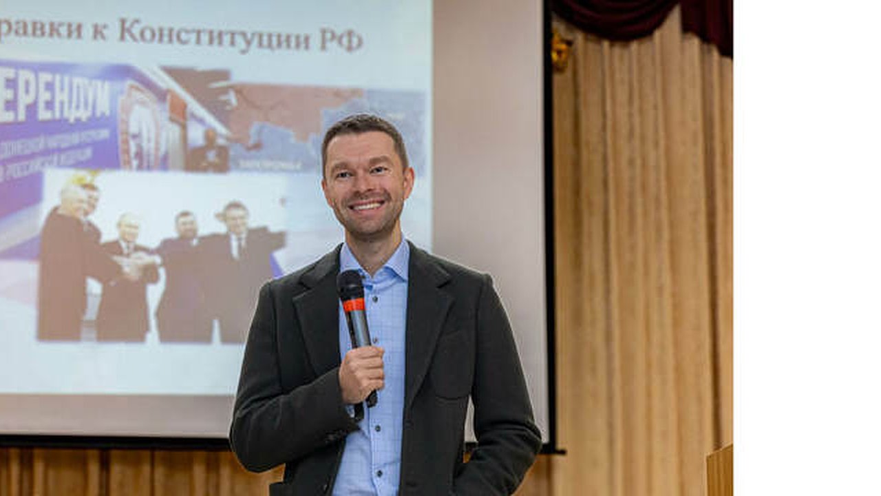 Главная картинка новости: Депутат гордумы Алексей Вихарев рассказал екатеринбургским школьникам о Конституции и призвал пройти тестирование