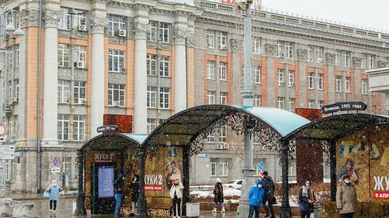 Главная картинка новости: В Екатеринбурге появилась деревенская остановка