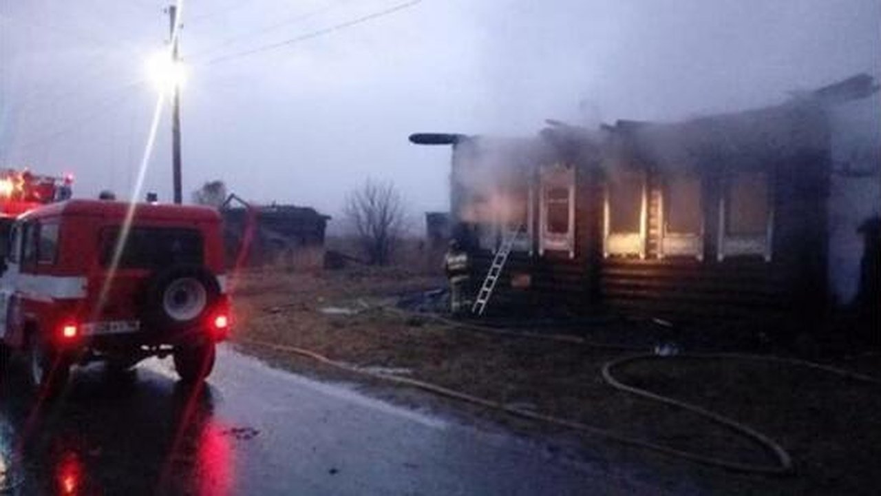 Главная картинка новости: При пожаре в частном доме в Свердловской области погибли трое маленьких детей: возбуждено уголовное дело