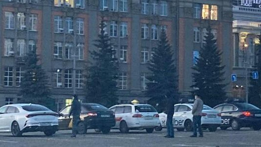 Главная картинка новости: В Екатеринбурге таксисты забастовали против нового указа Куйвашева