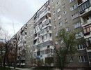 В Екатеринбурге из окна 9-этажки выпала 11-летняя девочка