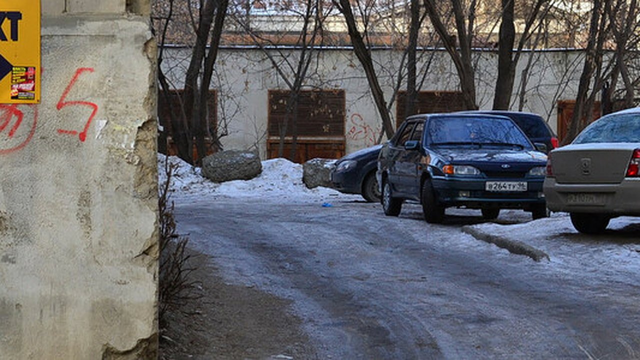 Главная картинка новости: Прокуратура Екатеринбурга ищет виновного в падении глыбы льда на детскую коляску