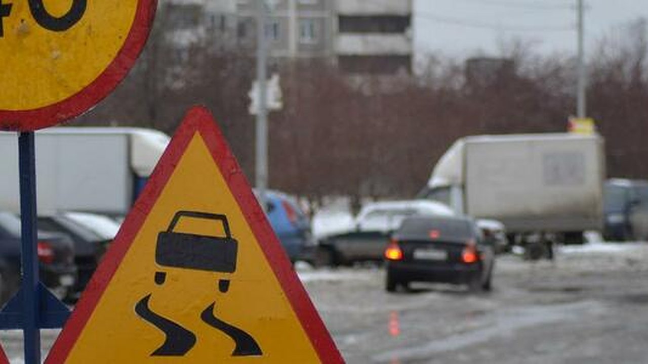 Главная картинка новости: В Екатеринбурге движение от Чемпионов до Счастливой зарыли на два года