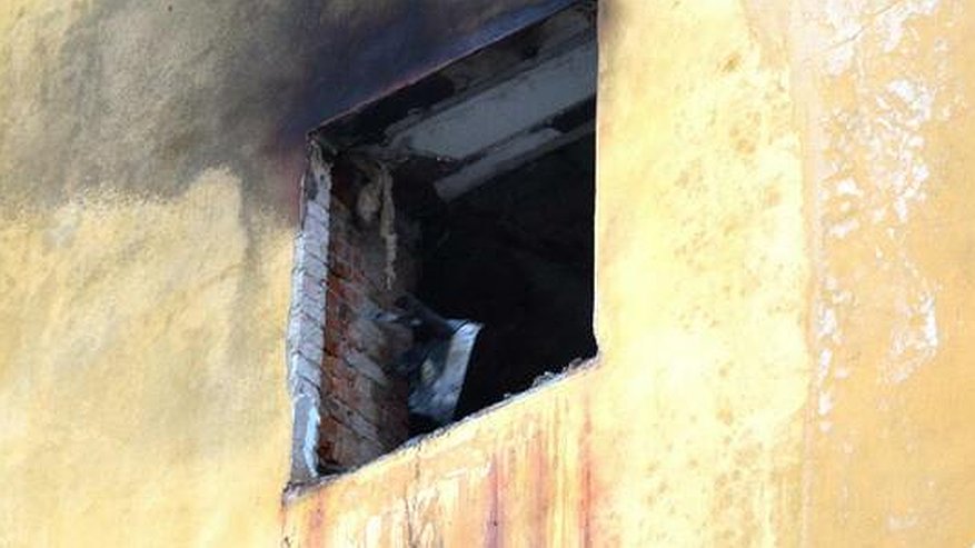 Главная картинка новости: В центре Екатеринбурга загорелась квартира в пятиэтажке