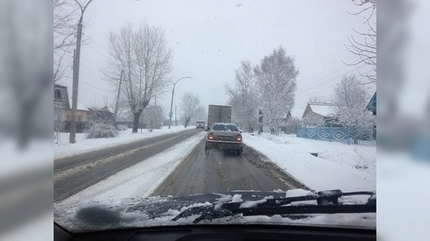 Главная картинка новости: Дорожники предупредили уральских водителей об опасном мокром снеге