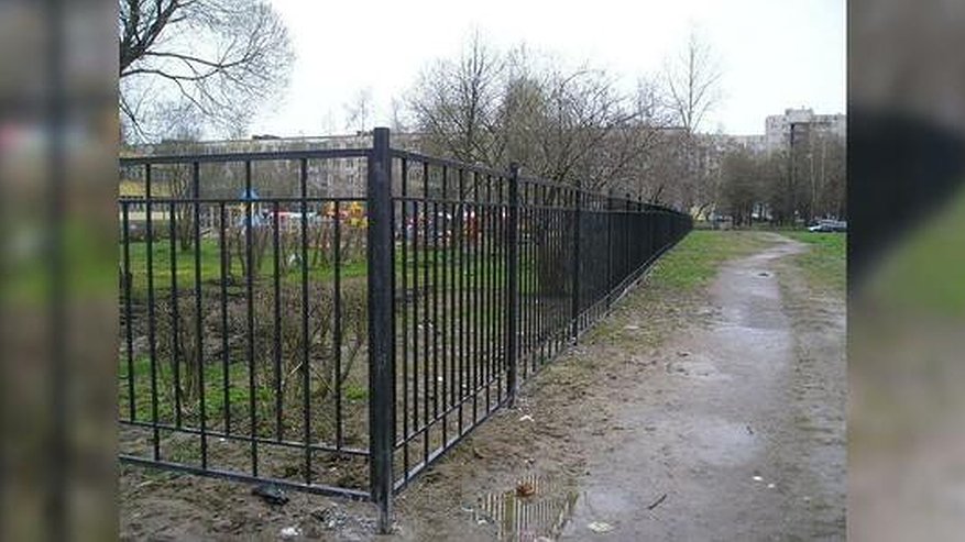 Главная картинка новости: В Екатеринбурге мама судилась с школой из-за упавшего на сына забора