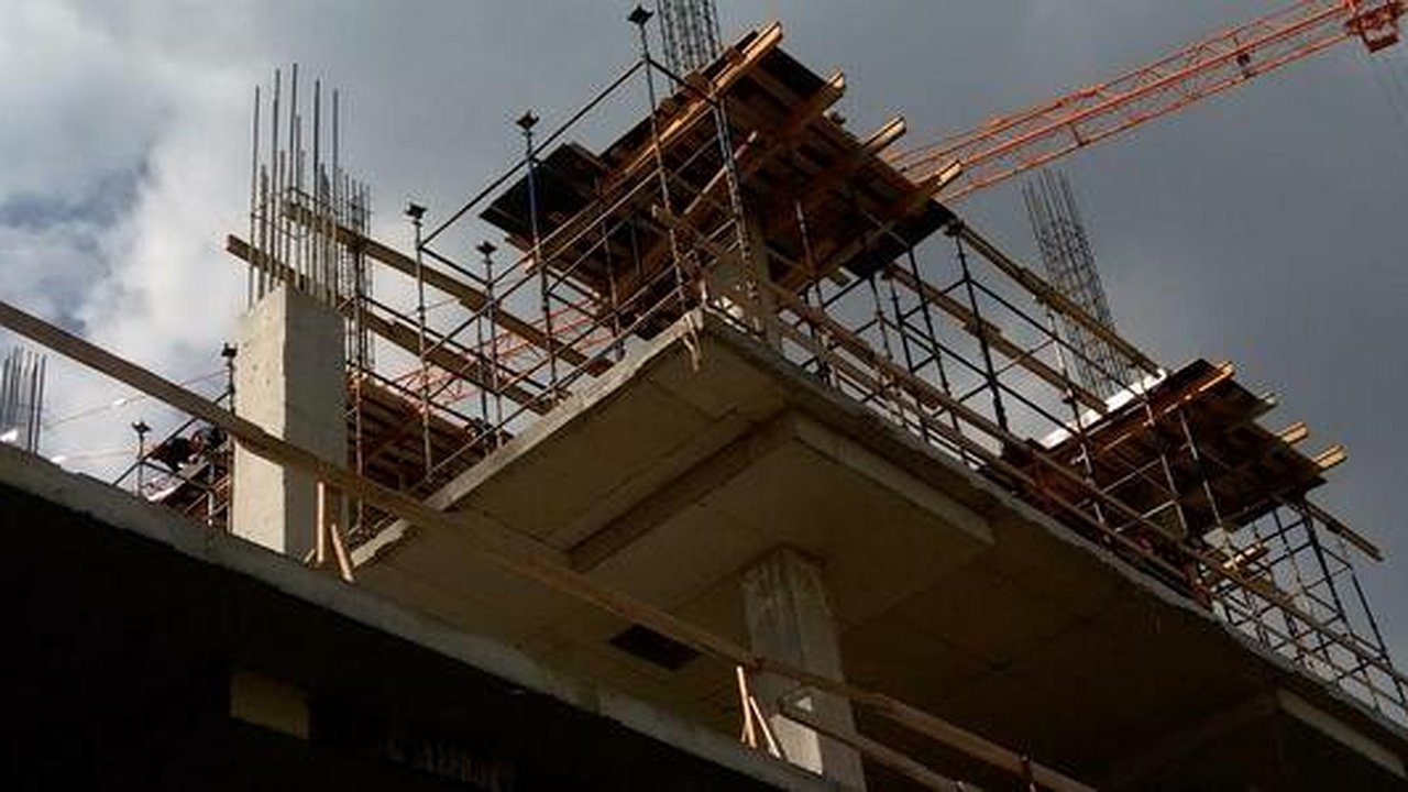 Главная картинка новости: В Екатеринбурге двое строителей сорвались на площадке будущей ледовой арены