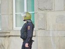 На ЖБИ отряд СОБРа штурмом взял квартиру, хозяин которой украл четыре рулона обоев
