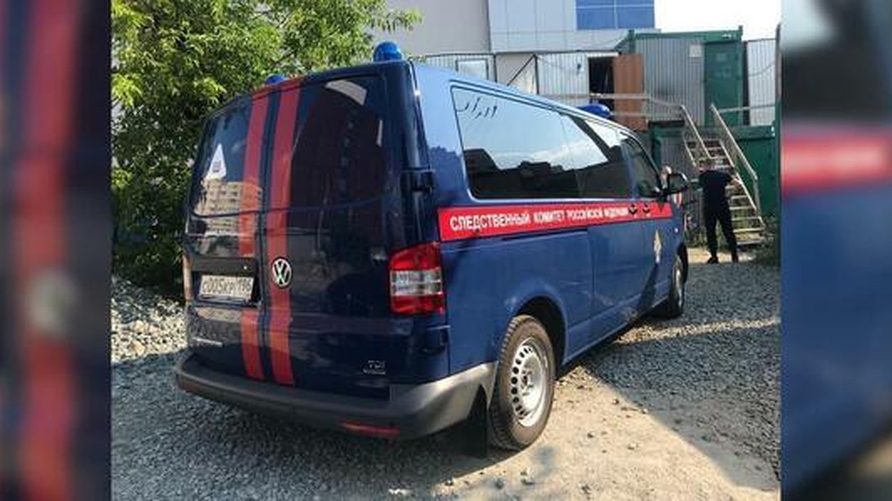 Главная картинка новости: "В подъезде был сильный запах": на Уралмаше мужчина жил в квартире с разлагающимся трупом