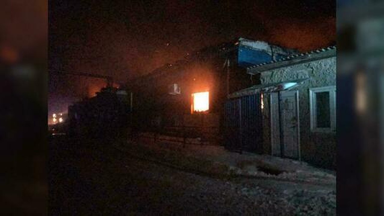 Главная картинка новости: На Урале в пожаре погибли две маленькие девочки