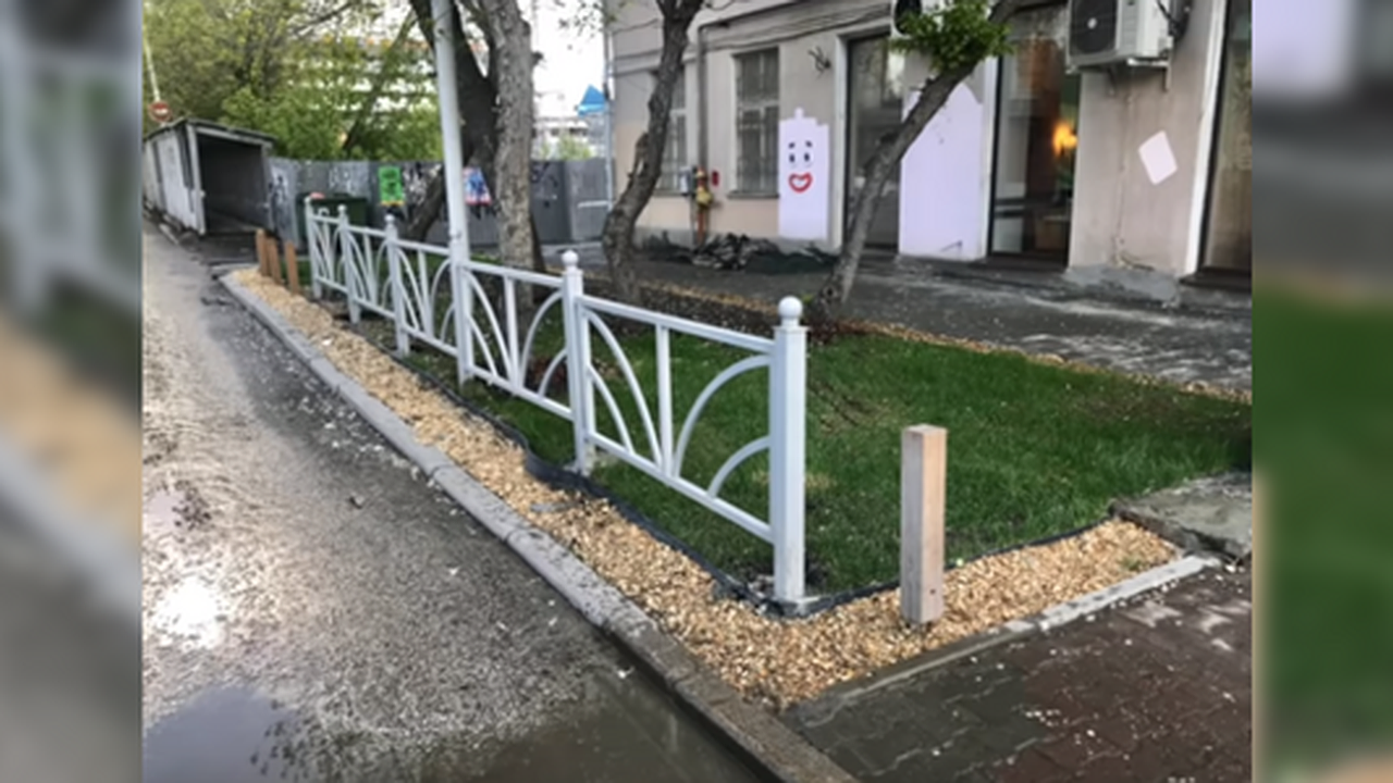 Главная картинка новости: "Так колхозниками и остались": блогер Варламов раскритиковал забор в Екатеринбурге