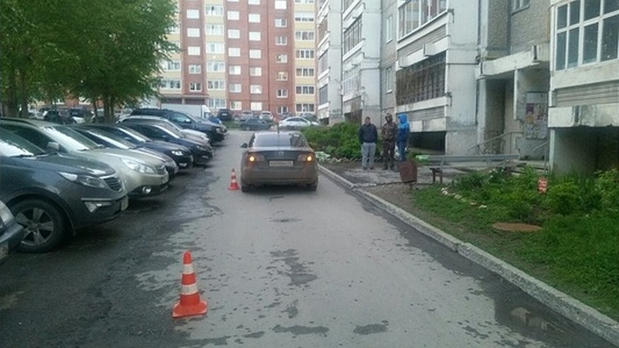 Главная картинка новости: В Каменске-Уральском женщина без прав решила покатать на авто маленьких дочерей и попала в ДТП