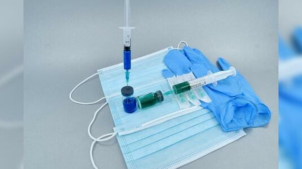 Главная картинка новости: На Урале больше 300 человек за сутки заболели Covid-19