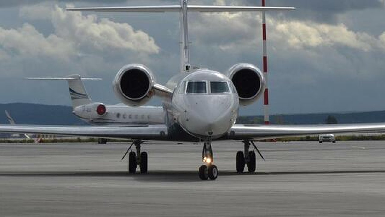 Главная картинка новости: В аэропорту Екатеринбурга на семь часов задержали несколько рейсов