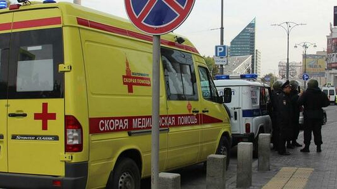 Главная картинка новости: Два фельдшера скорой помощи пострадали в ДТП в центре Екатеринбурга