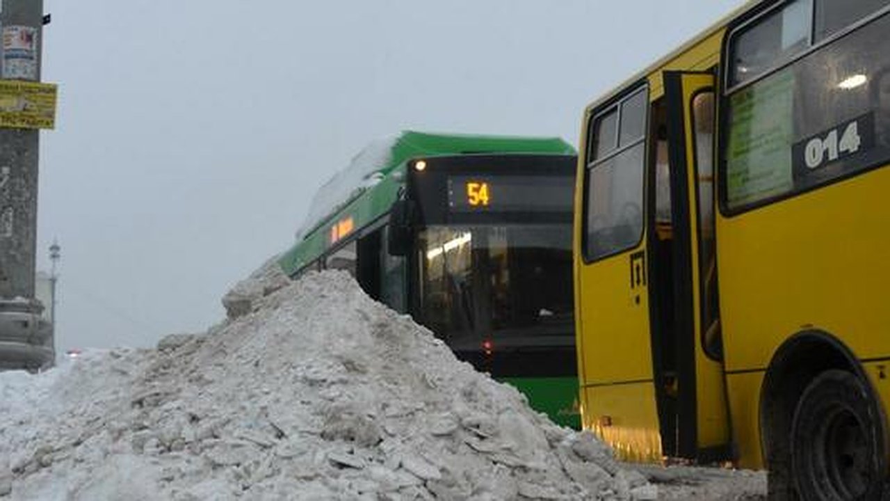 Главная картинка новости: Власти Екатеринбурга потратят 850 тысяч рублей на новую технику для уборки снега